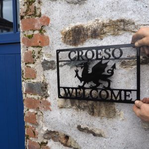 Arwydd Metel Du Draig Cymreig Dwyieithog 'Croeso Welcome' Welsh Dragon Bilingual Black Metal House Sign in Welsh & English in use