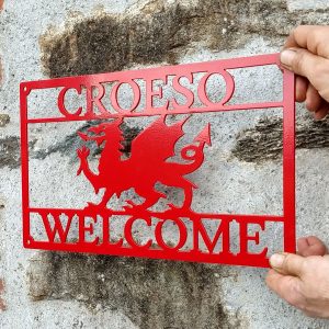 Arwydd Metel Du Draig Cymreig Dwyieithog 'Croeso Welcome' Welsh Dragon Bilingual Black Metal House Sign in Welsh & English held up