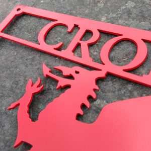 Closeup of Arwydd Metel Draig Goch Dwyieithog 'Croeso Welcome' Red Welsh Dragon Bilingual Metal House Sign in Welsh & English