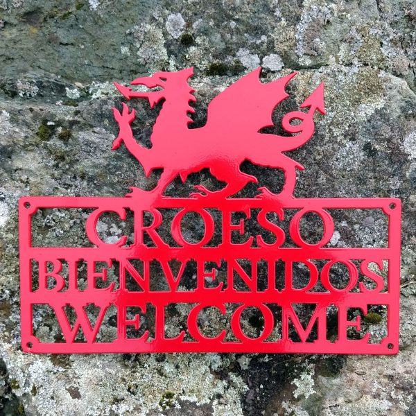 Arwydd Metel Draig Goch 'Croeso Bienvenidos Welcome' Welsh Dragon Trilingual Red Gloss Metal Sign in Welsh, Spanish & English