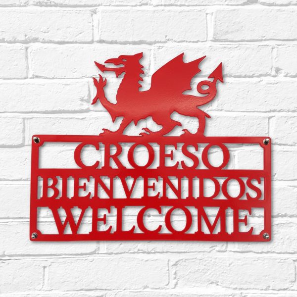 Arwydd Metel Draig Goch 'Croeso Bienvenidos Welcome' Welsh Dragon Trilingual Red Gloss Metal Sign in Welsh, Spanish & English, on a white brick wall