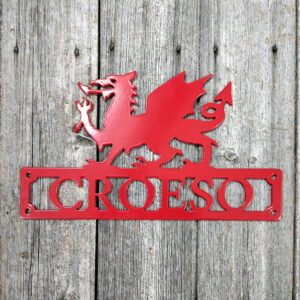 Arwydd 'Croeso' gyda Draig Goch 'Welcome' Sign in Welsh with Welsh Dragon - red with screw holes