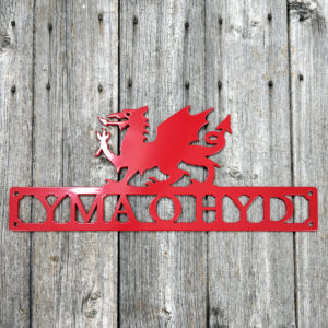 Arwydd 'Yma o Hyd' gyda Draig Goch 'Still Here' Sign in Welsh with Welsh Dragon - red with screw holes